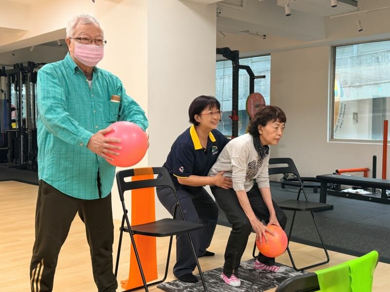 長者在治療師協助下運動復能。(圖片來源/永和耕莘醫院)