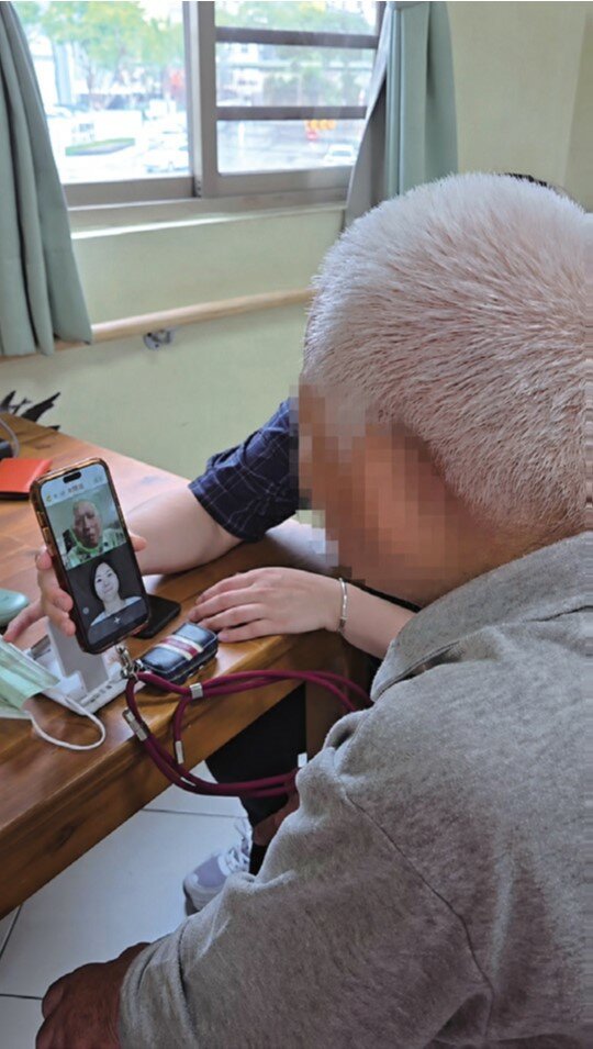 長輩透過APP操作進行口肌訓練