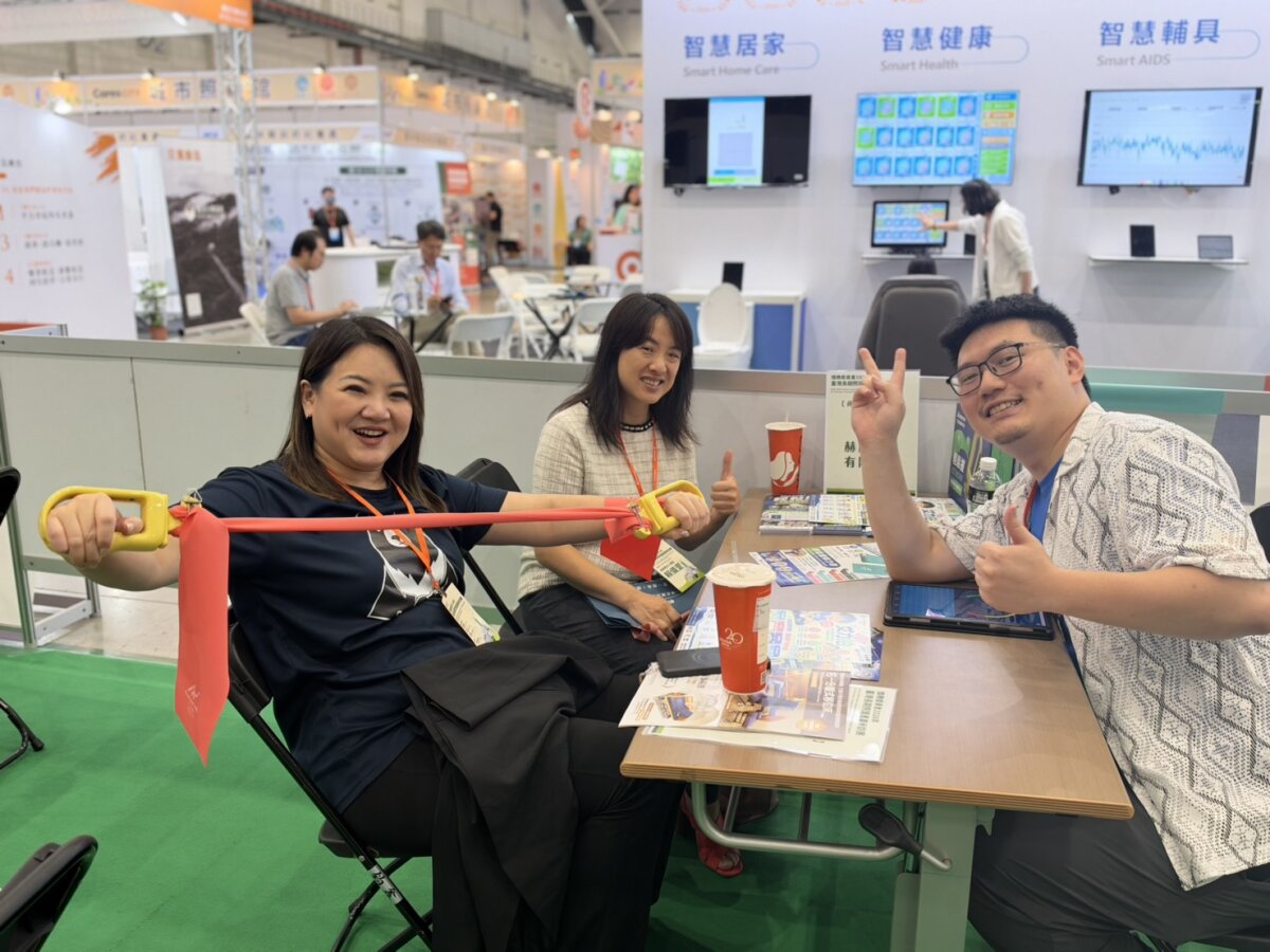 赫越企業經理賴孟承（右）向台灣長期照顧政策及產業參訪團團長游蕙綾（左）介紹「EZ WORK」。(攝影／侯俐安)