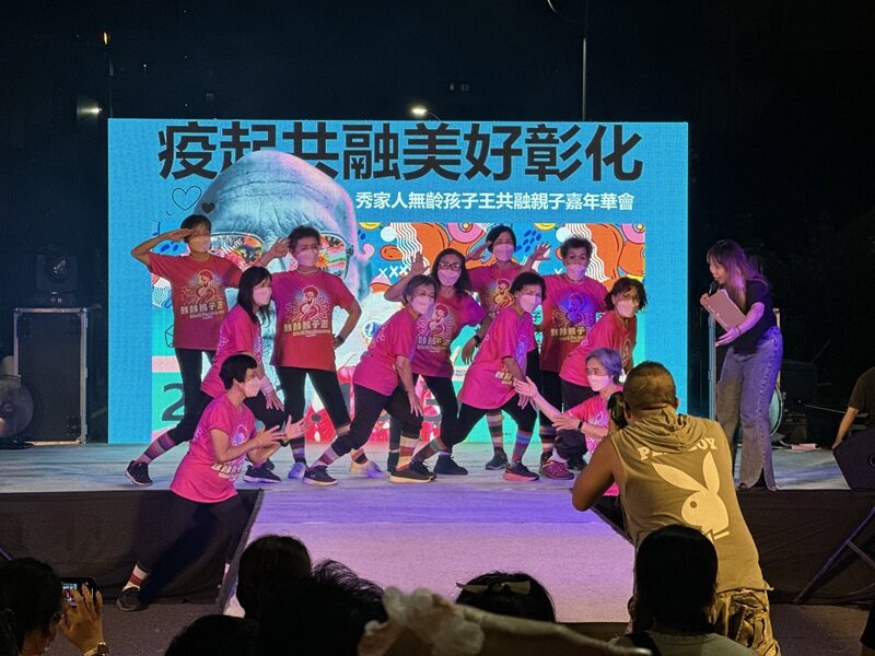用"表演"促進世代共融，年輕人與高齡者共舞，當天吸引800多人參與。(圖片來源/社團法人彰化縣白玉功德會)