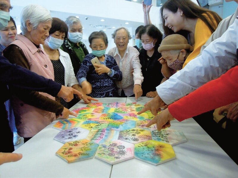 新活藝術團隊帶領年長者運用線條及 渲染表達內心的感謝，並與同社區長 者共同創作。