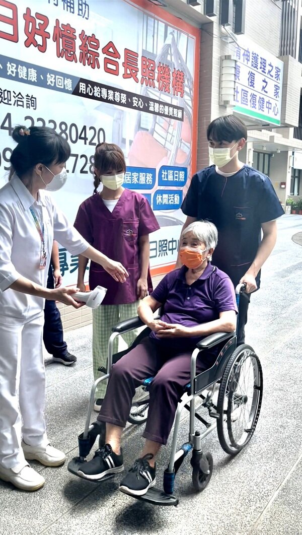 照顧失智長輩，也兼顧嚴謹的防疫，戴口罩、量額溫缺一不可。（圖片來源／好憶綜合長照機構）