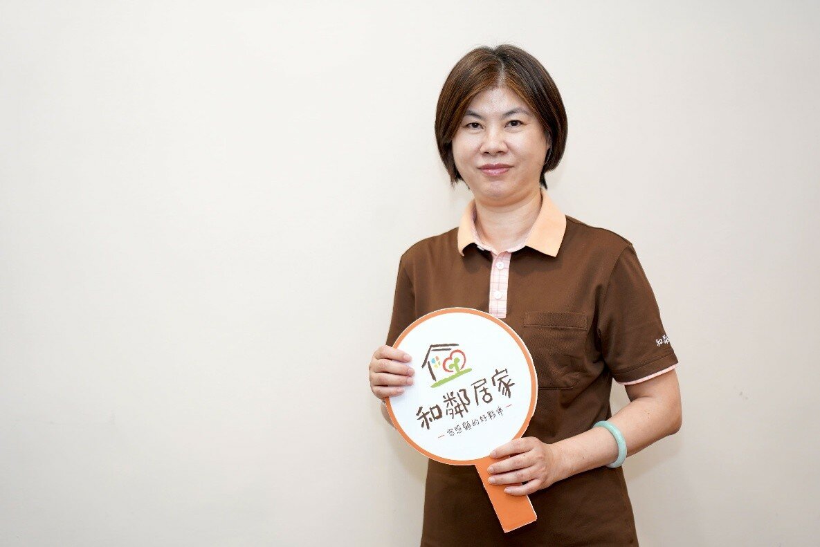 和鄰長照營運長王瀞儀手持和鄰居家標誌牌