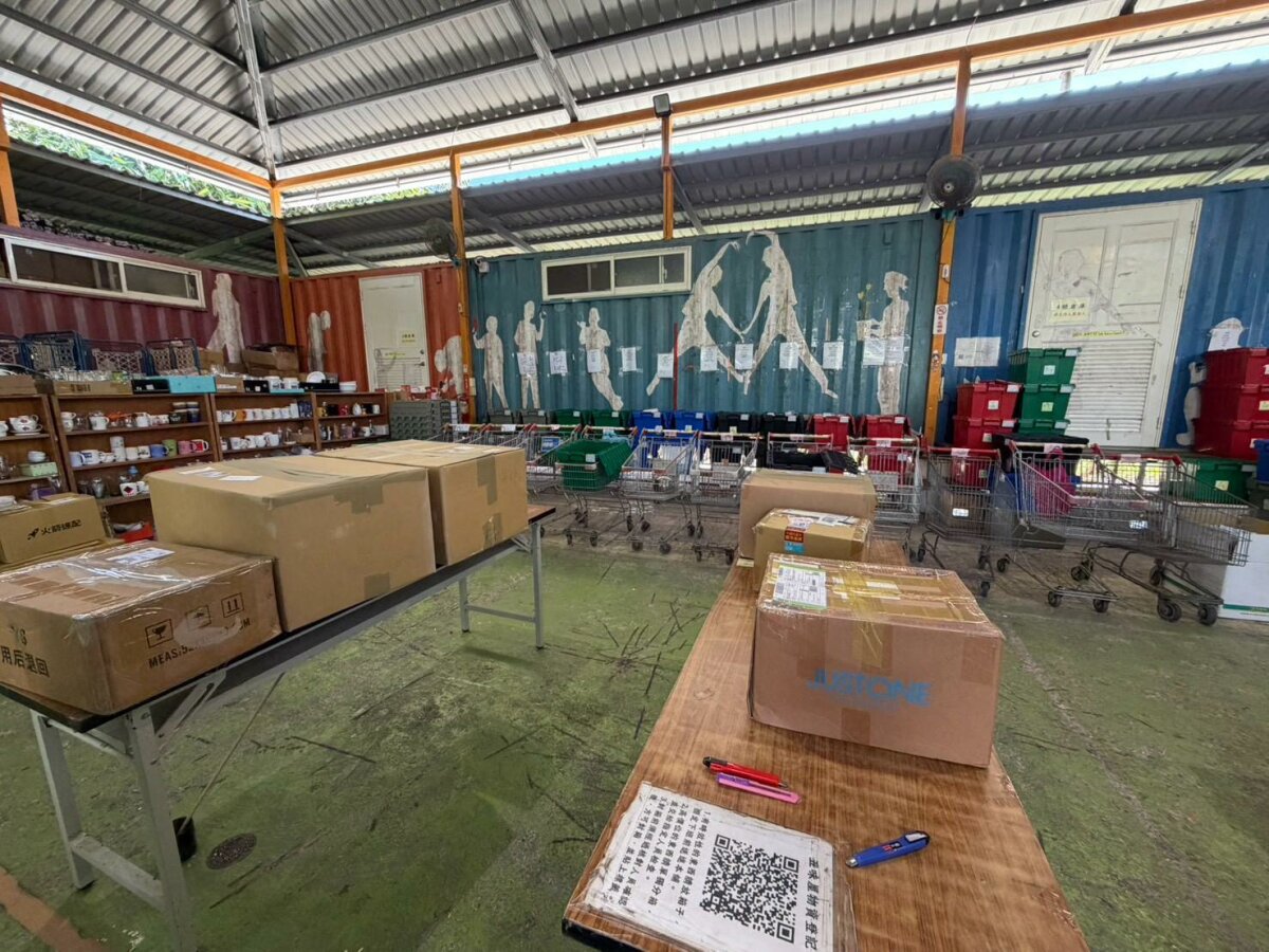 五味屋見性工坊的開箱工作台、紙箱與物資分類推車