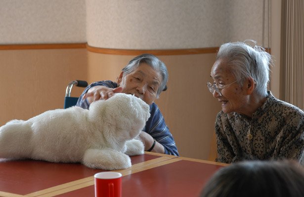【瑞士常民長照筆記】真假之間——動物型機器人喚醒人對動物的情感