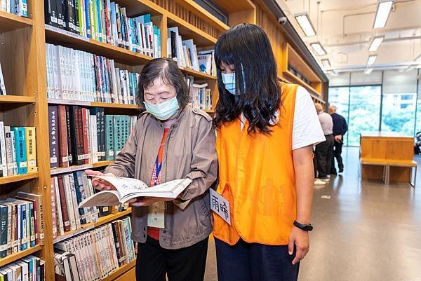 大學生走進托老中心  與爺奶攜手借書去