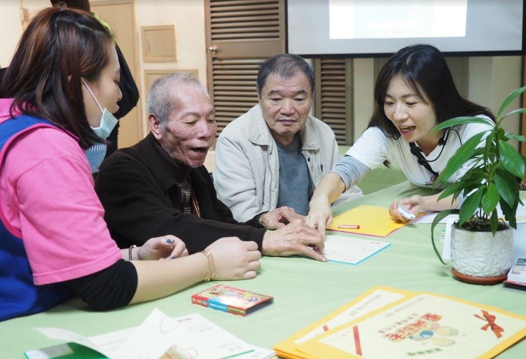 長照創新服務 用繪本陪伴長者