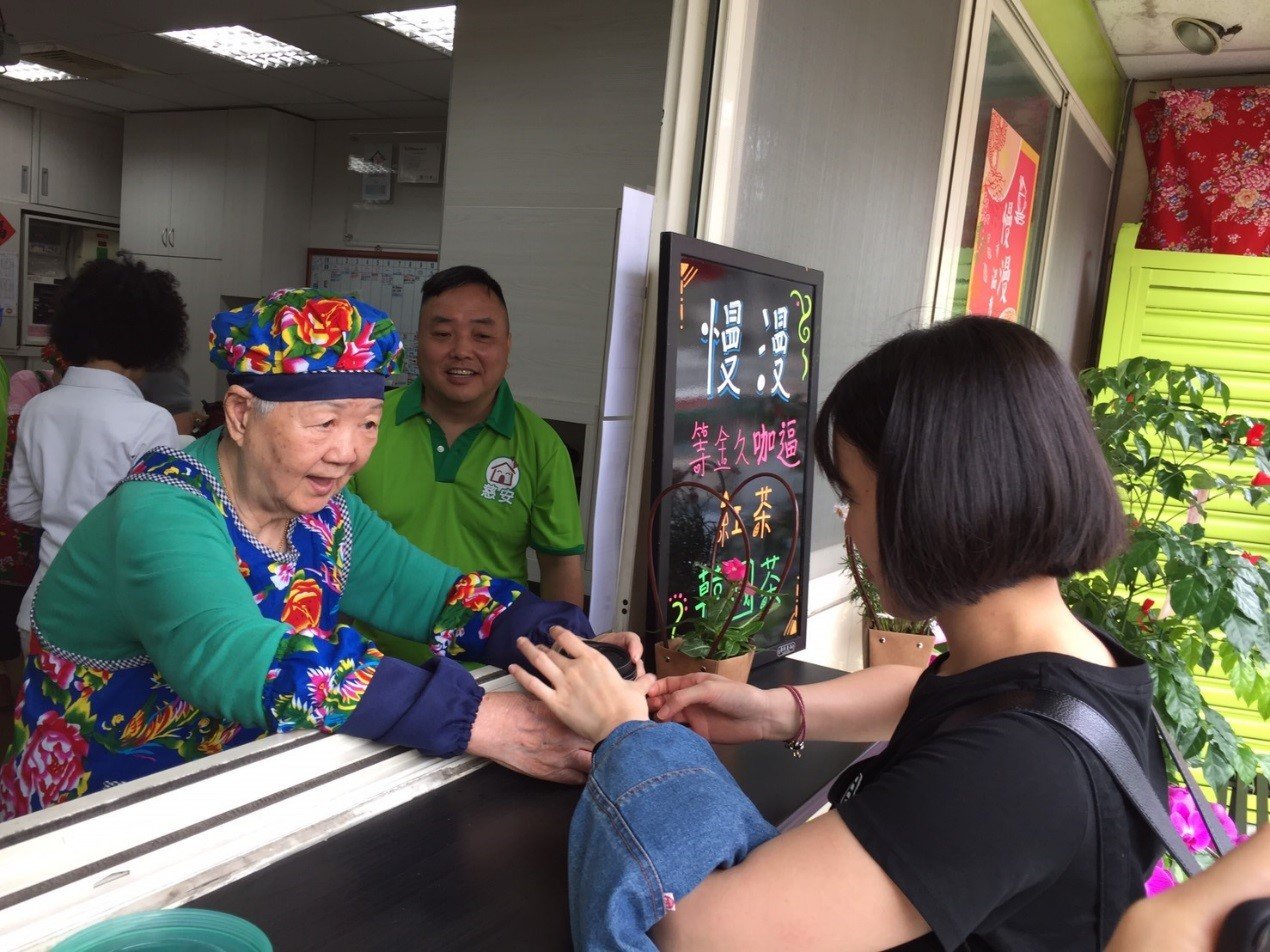 失智長輩親手沖的咖啡，『慢漫等金久咖逼店』開張了