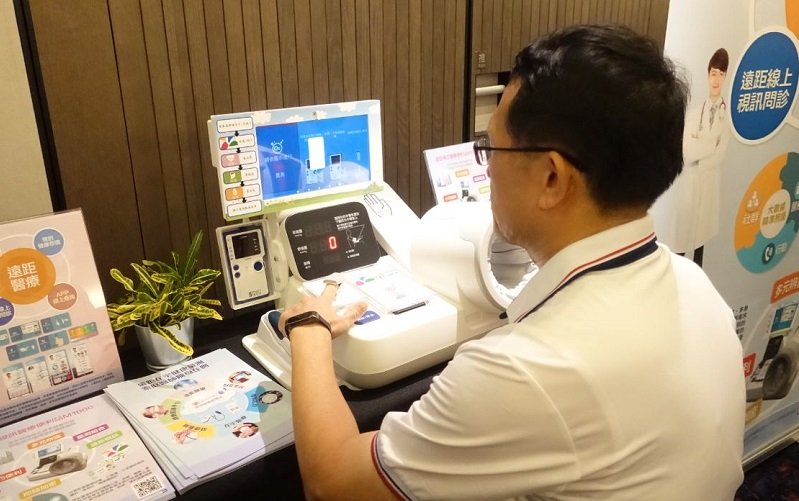 前IBM工程師為奶奶研發4G視訊照護手錶