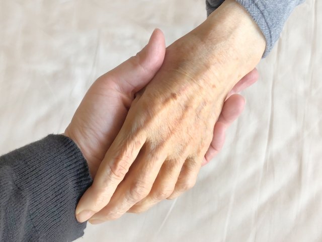 不只有力氣  暖男大叔也能勝任細心的照顧工作 
