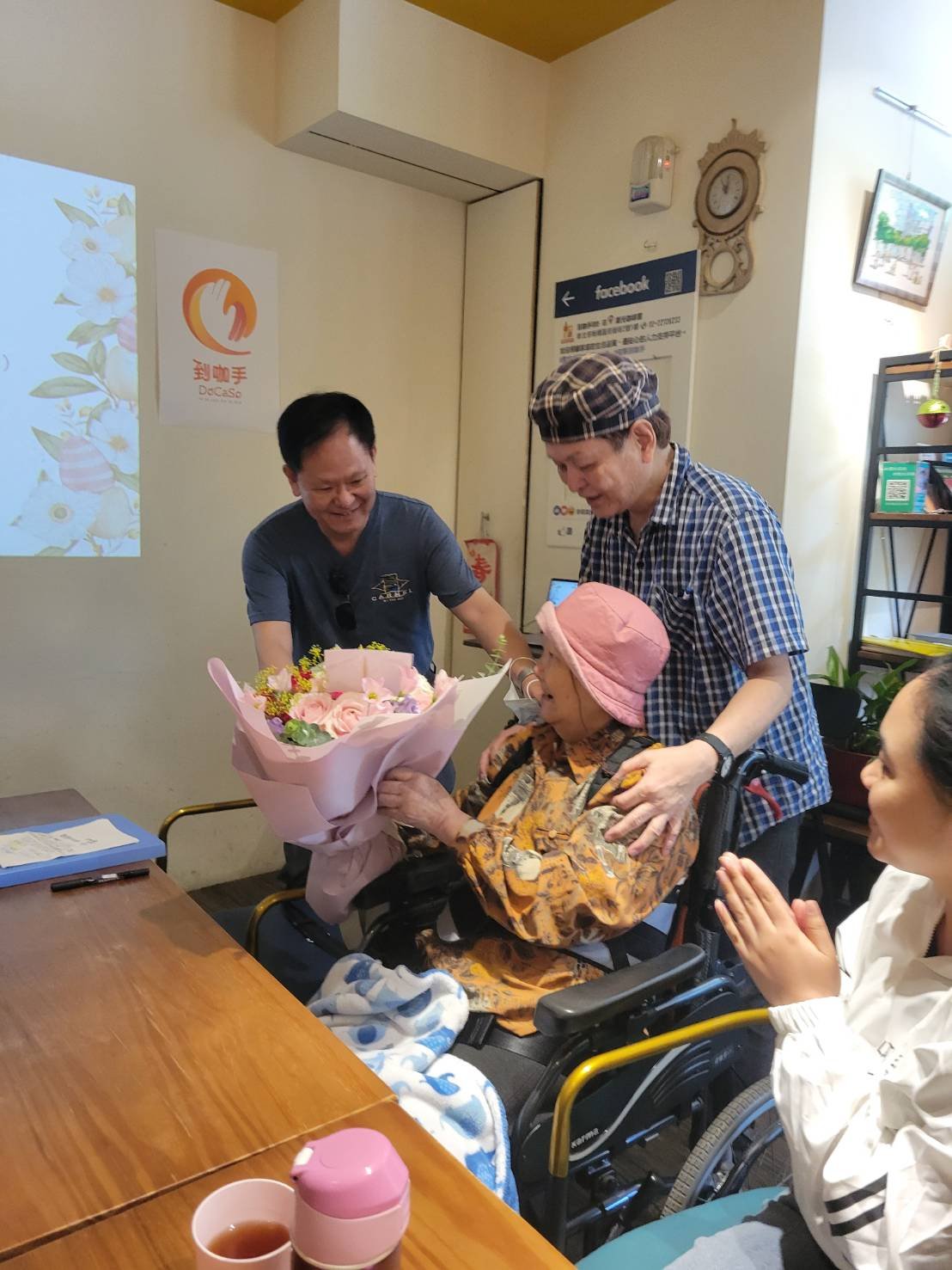有了到咖手的幫助，促使蔣偉光順利出版《人間有情》。