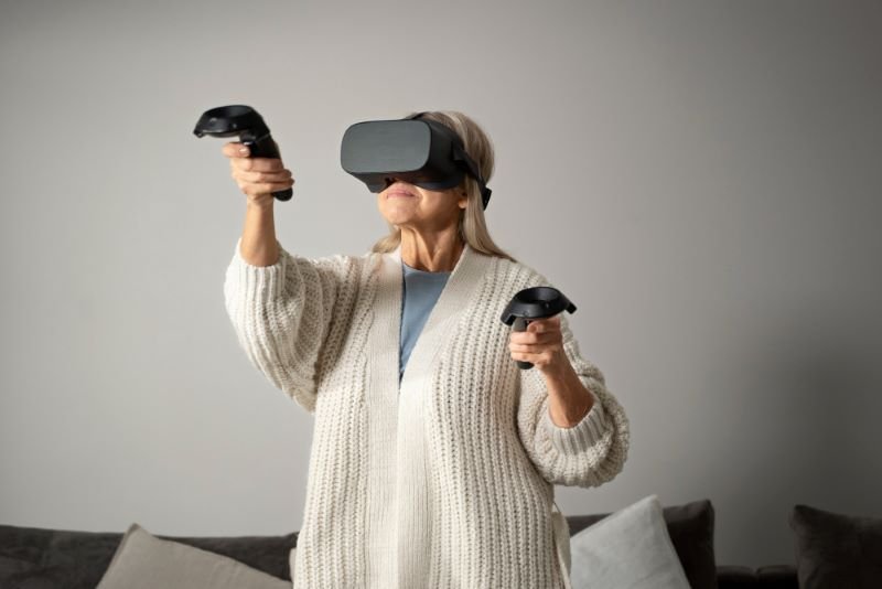 部分AI輔具也能應用於認知促進與社交互動，讓長者在遊戲中訓練手眼協調、記憶力與反應能力。(圖片來源/freepik)