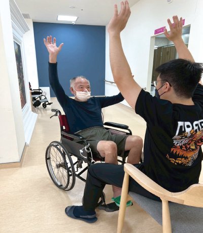 長輩在治療師的帶領下進行復健活動。(圖片來源/馨安長照)