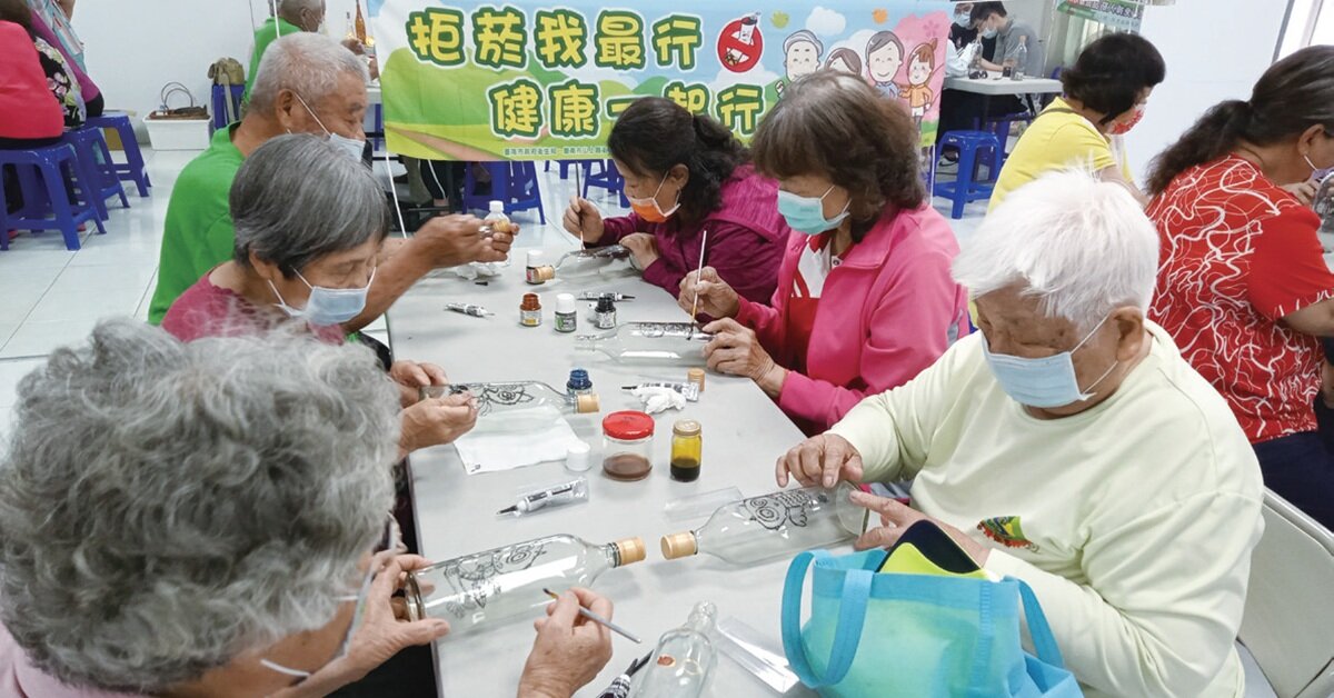 臺南市山上區衛生所長者參與手作增加社會參與及自己肯定。(圖片來源/南市山上區衛生所)