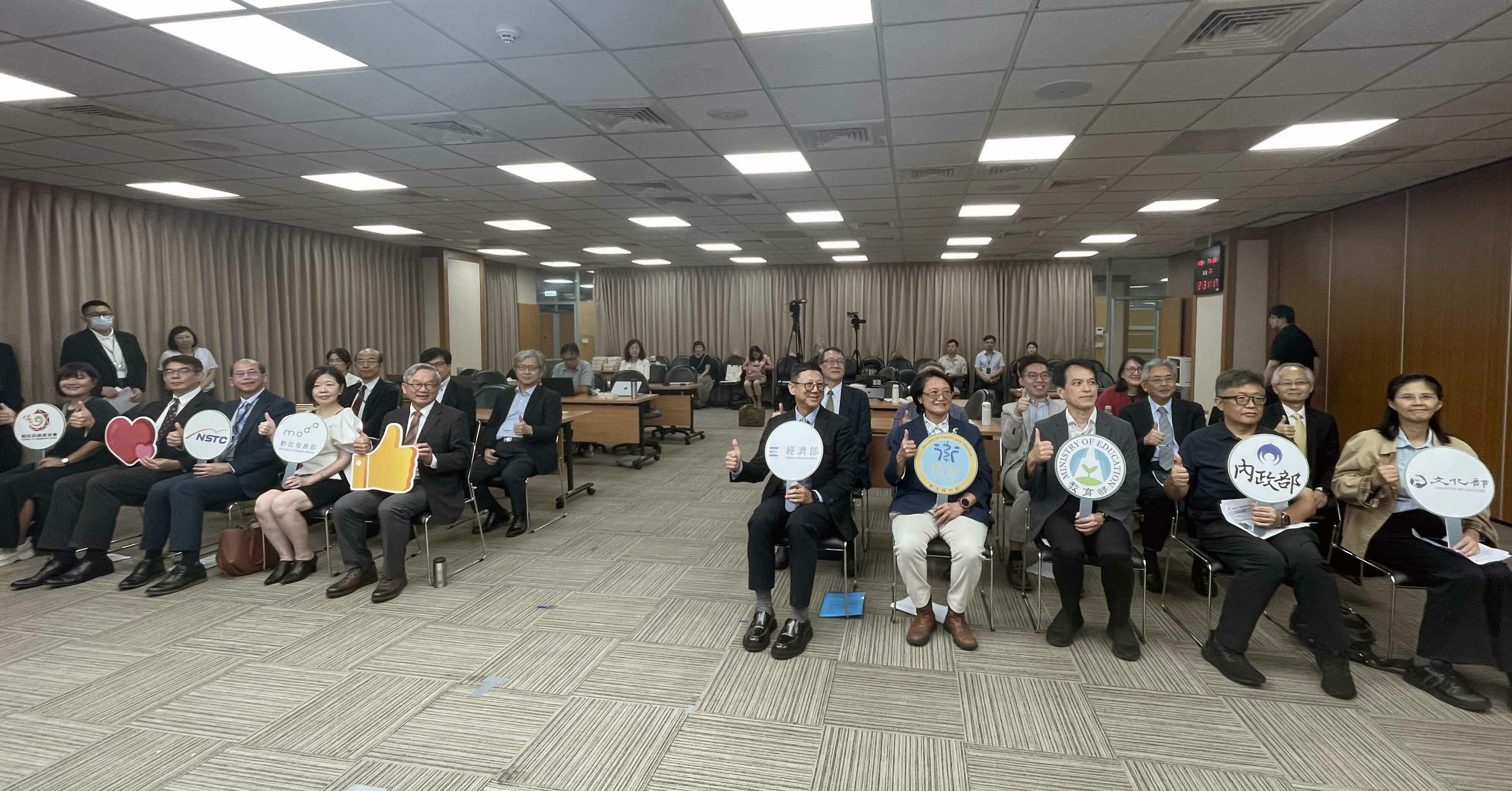 高齡科技明年接軌智慧城市　吳誠文：AI服務機器人2年內有望進家庭