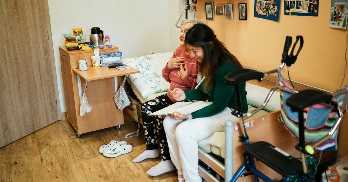 【曾鼎傑專欄】讓自費照顧服務員成為在宅急重症住院計畫的助力